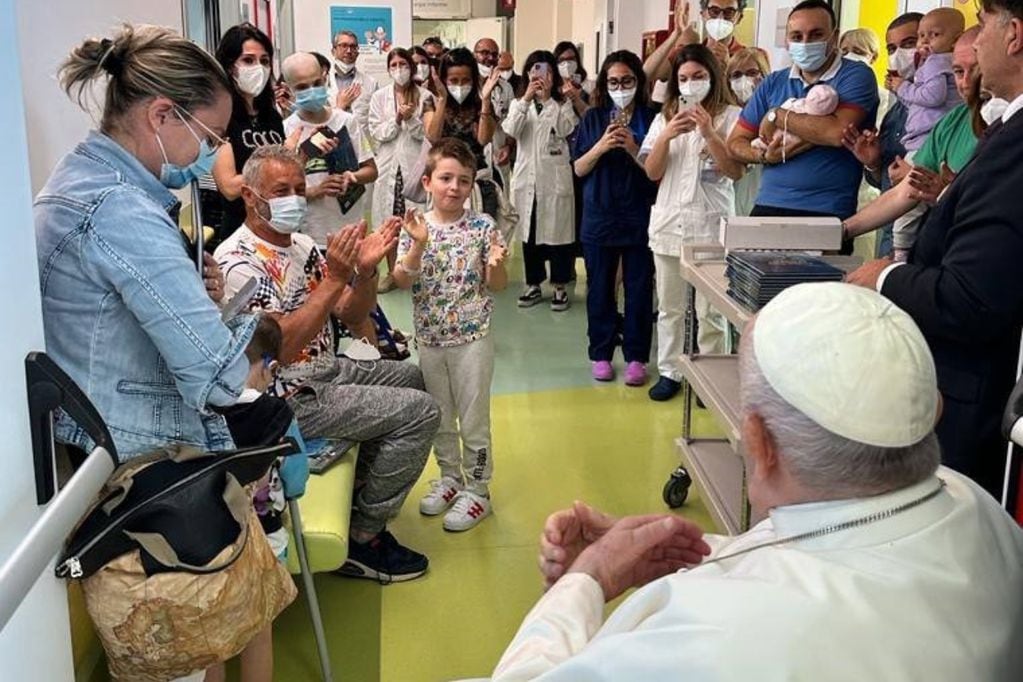 El papa Francisco en la sala de Oncología Infantil de hospital Gemelli (AP).