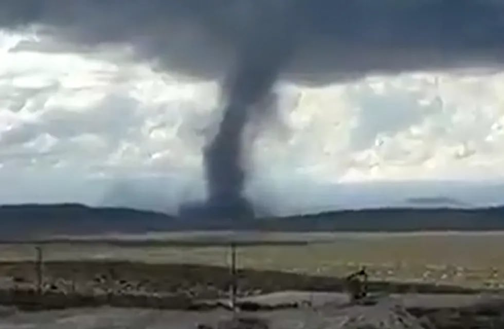 Un impresionante tornado fue captado por varios trabajadores petroleros en una zona de la Payunia en Malargüe esta tarde. Gentileza