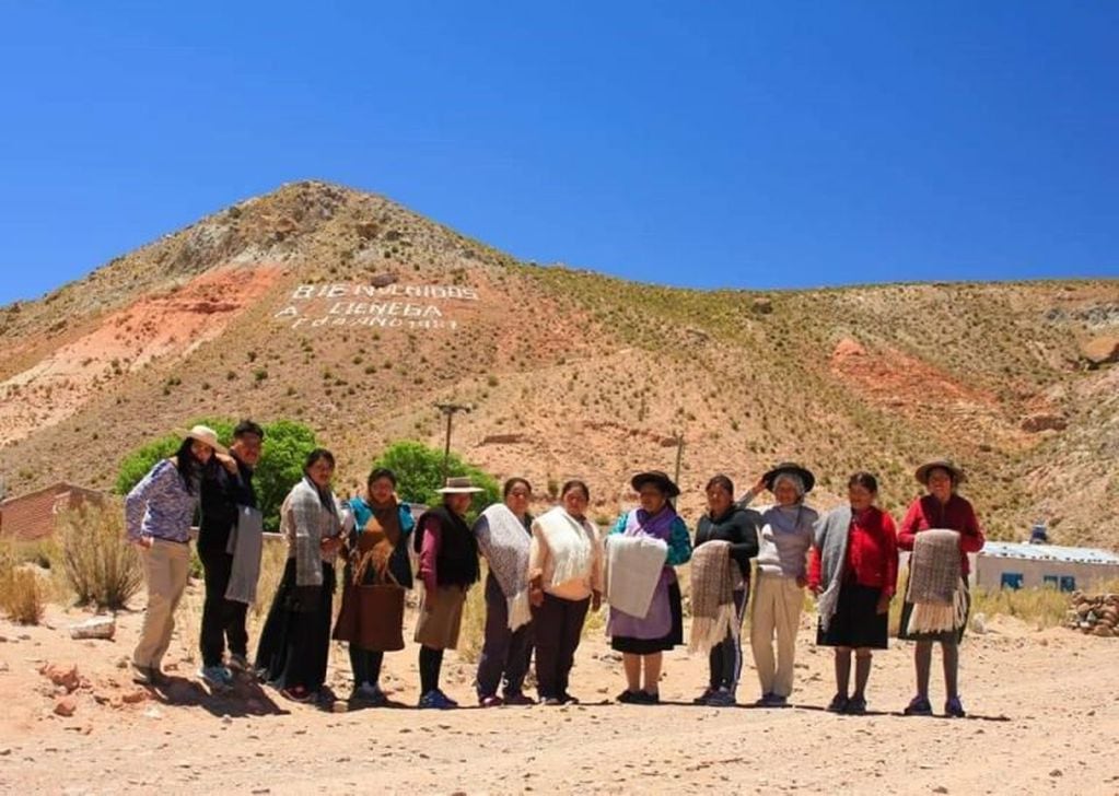 Integrantes de la cooperativa, en el precioso paisaje de los coloridos cerros de Huacalera.