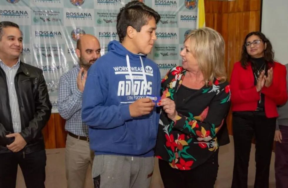 La intendenta Rossana Artero entregó 113 becas a jóvenes con formación en oficios.