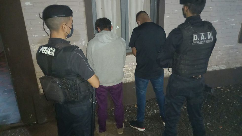 Dos detenidos tras robarle el celular a una mujer en Posadas.