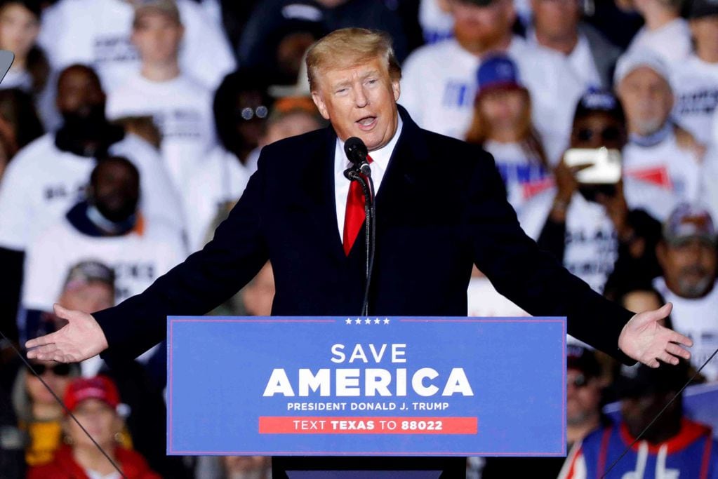 El expresidente Donald Trump habló en un mitin este sábado en Conroe, Texas. (Foto / AP)