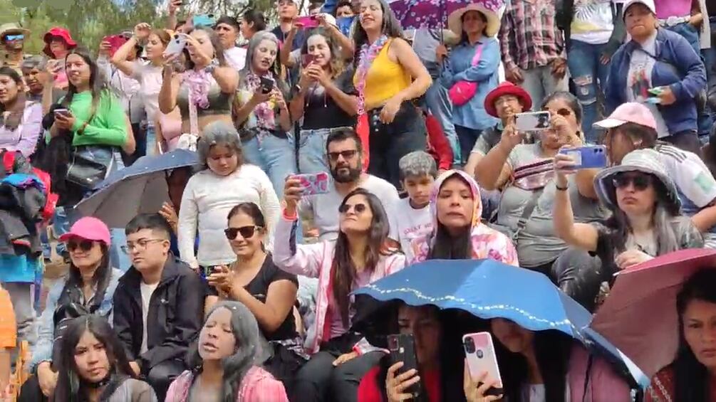 Público local y turistas disfrutaron del festejo del Jueves de Comadres en el anfiteatro de la ciudad de Humahuaca.