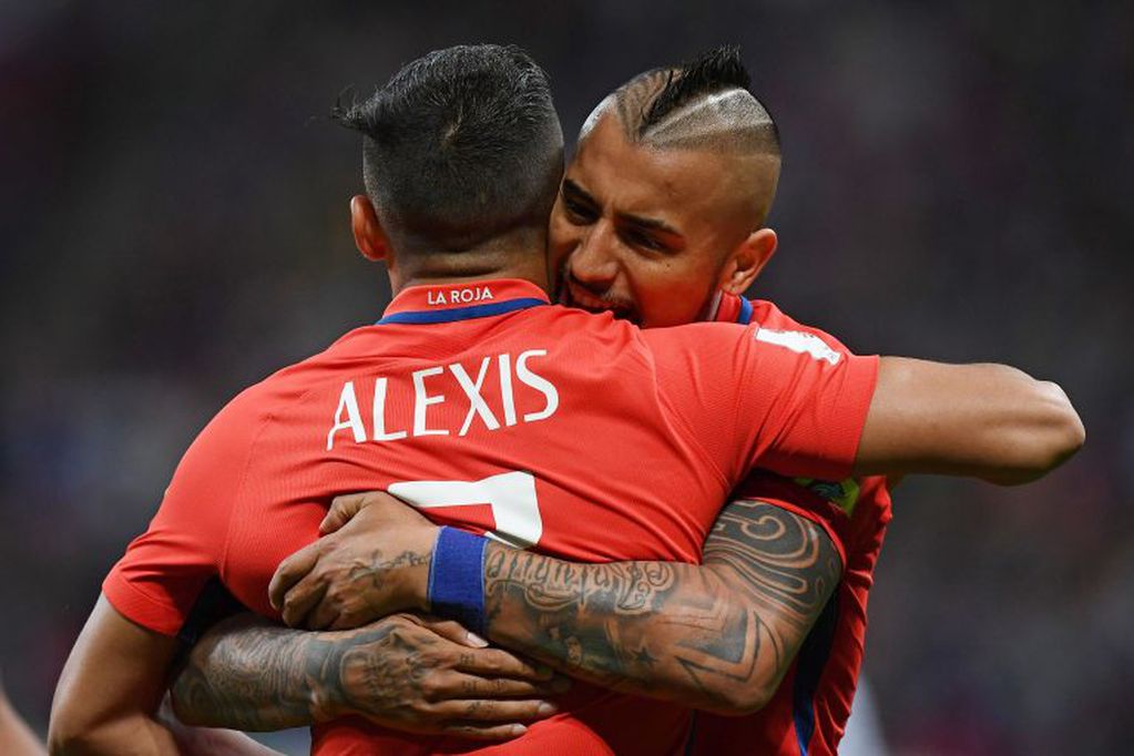 Los 7 millones anuales del chileno Alexis Sánchez y de los 6.5 del también chileno Arturo Vidal ocupan el podio de latinos (Foto: AFP PHOTO / FRANCK FIFE)