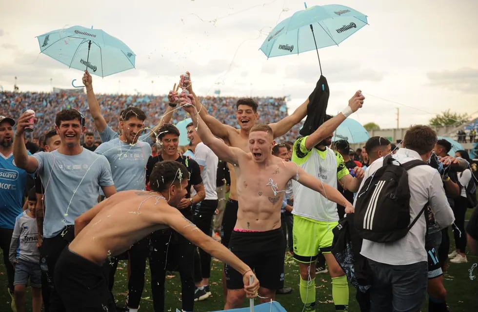 Los jugadores de la cantera de Belgrano celebran el ascenso a Primera. (Federico López Claro / La Voz).