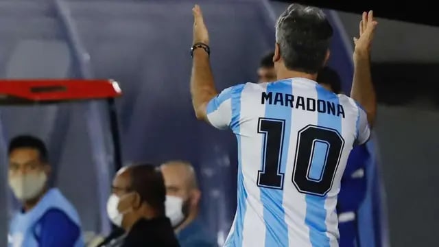 Renato y homenaje a Maradona