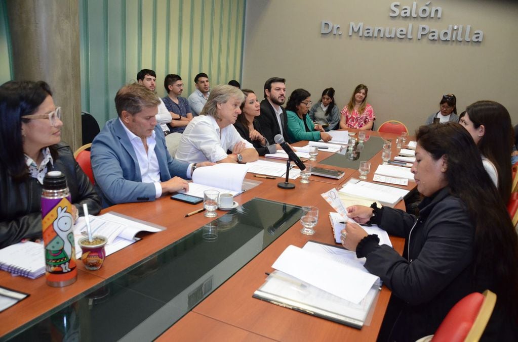 Integrantes de la Comisión de Derechos Humanos de la Legislatura de Jujuy escuchan la propuesta del equipo de la Secretaría de Derechos Humanos de la Provincia.