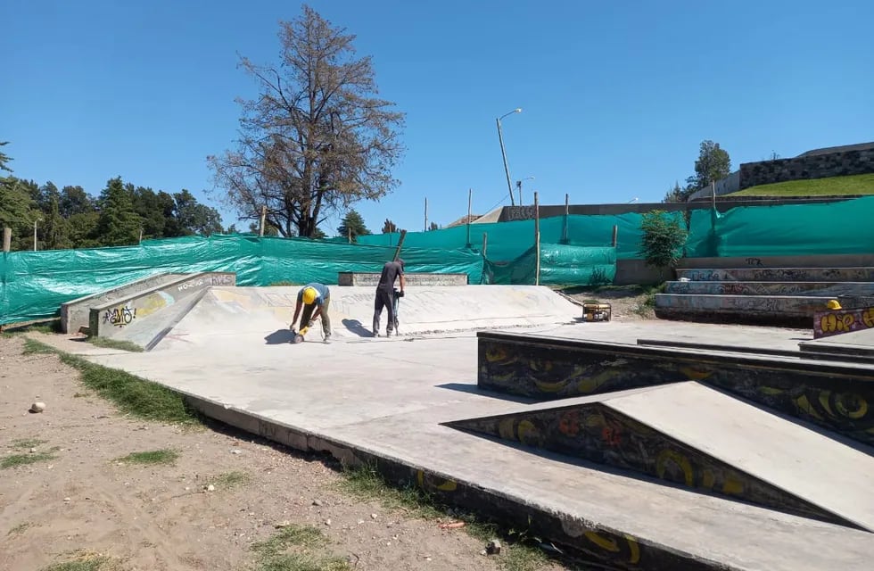 Avanzan los trabajos en la pista de skatepark en el parque de los Jóvenes.
