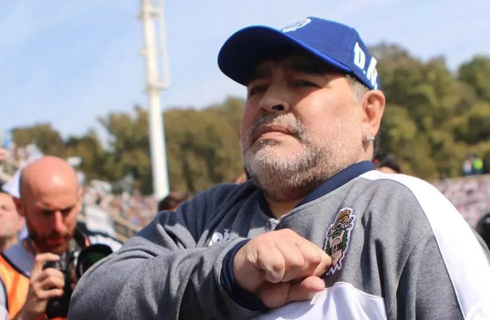 El 8 de septiembre de 2019, Maradona fue presentado como director técnico del "Lobo".