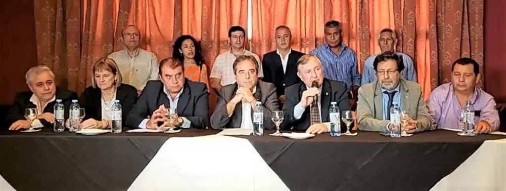 Representantes de los diferentes partidos que componen el Frente cambia Jujuy (FCJ), en conferencia de prensa este viernes.
