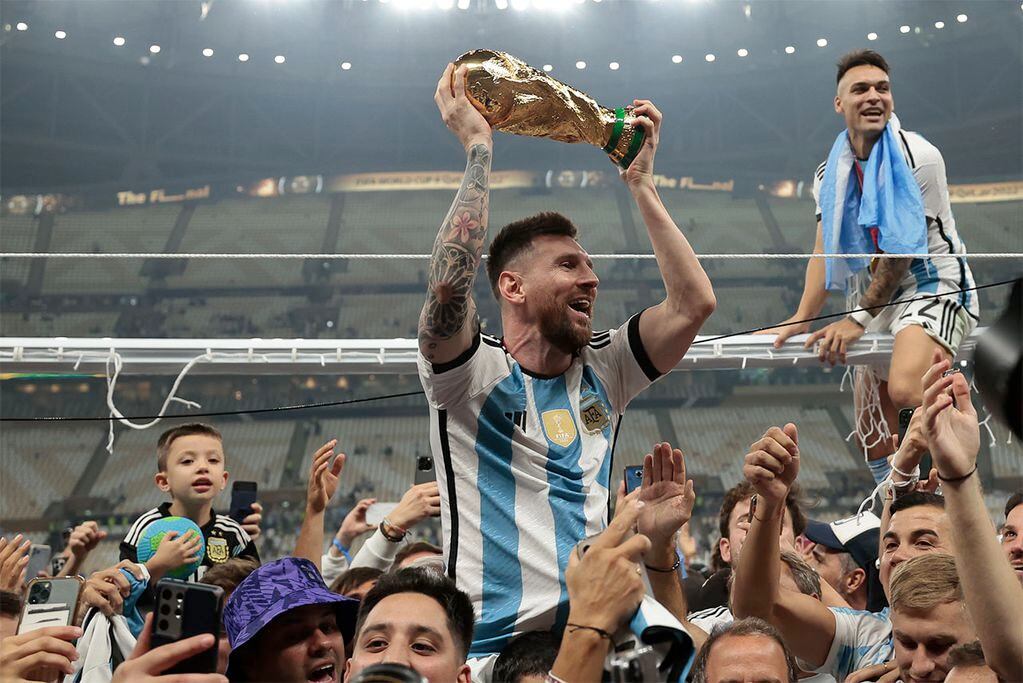 Lionel Messi celebra tras ser campeones del mundo en la final del Mundial de Fútbol Qatar 2022. Foto: EFE/ Juan Ignacio Roncoroni.

