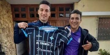 Flavio Sosa, el mendocino que le regaló la camiseta de Atlético Argentino a Lionel Scaloni en Pujato.