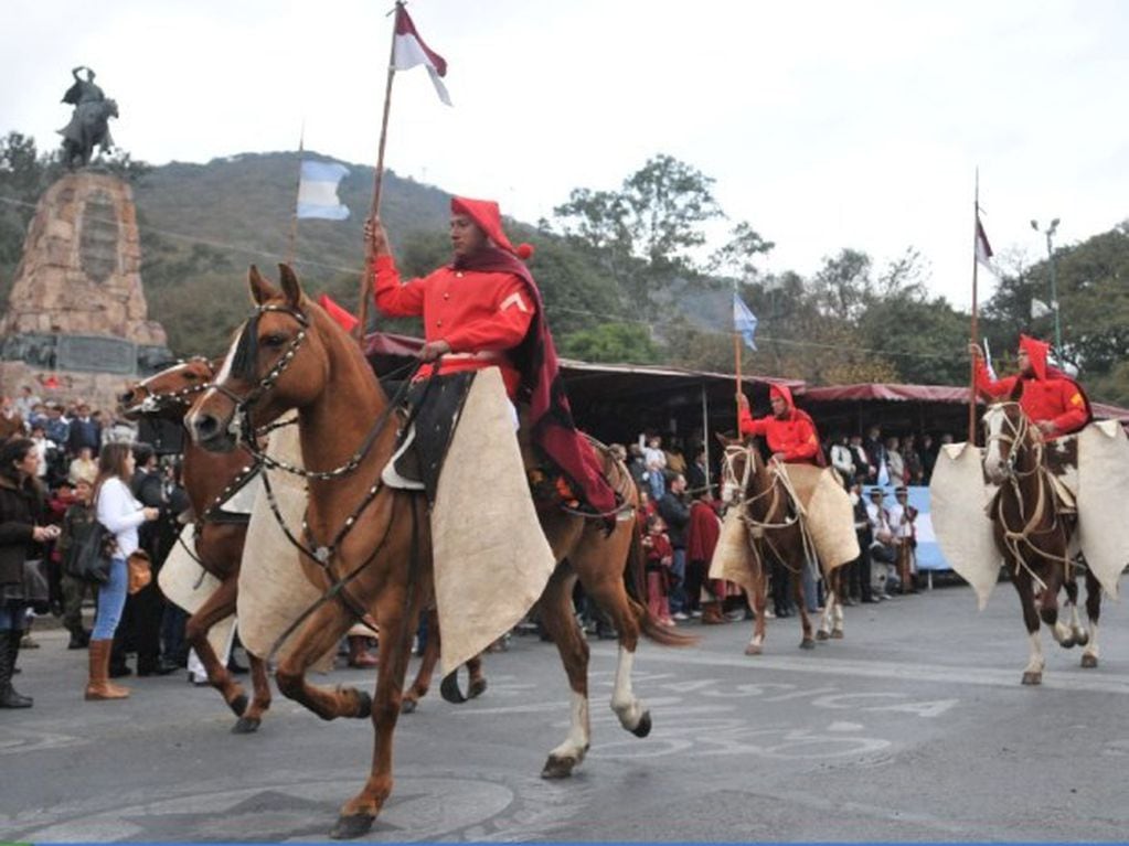 Desfile en honor a Güemes en Salta\u002E (Web)