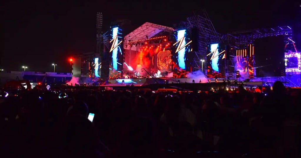 Un enorme escenario fue montado en el estadio del Club Gimnasia y Esgrima para la noche de gala de Fiesta de los Estudiantes que se celebra en Jujuy.