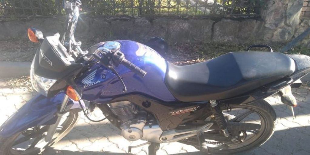 Honda CG 150 cc color azul secuestrada por falta de documentación, en Alta Gracia.