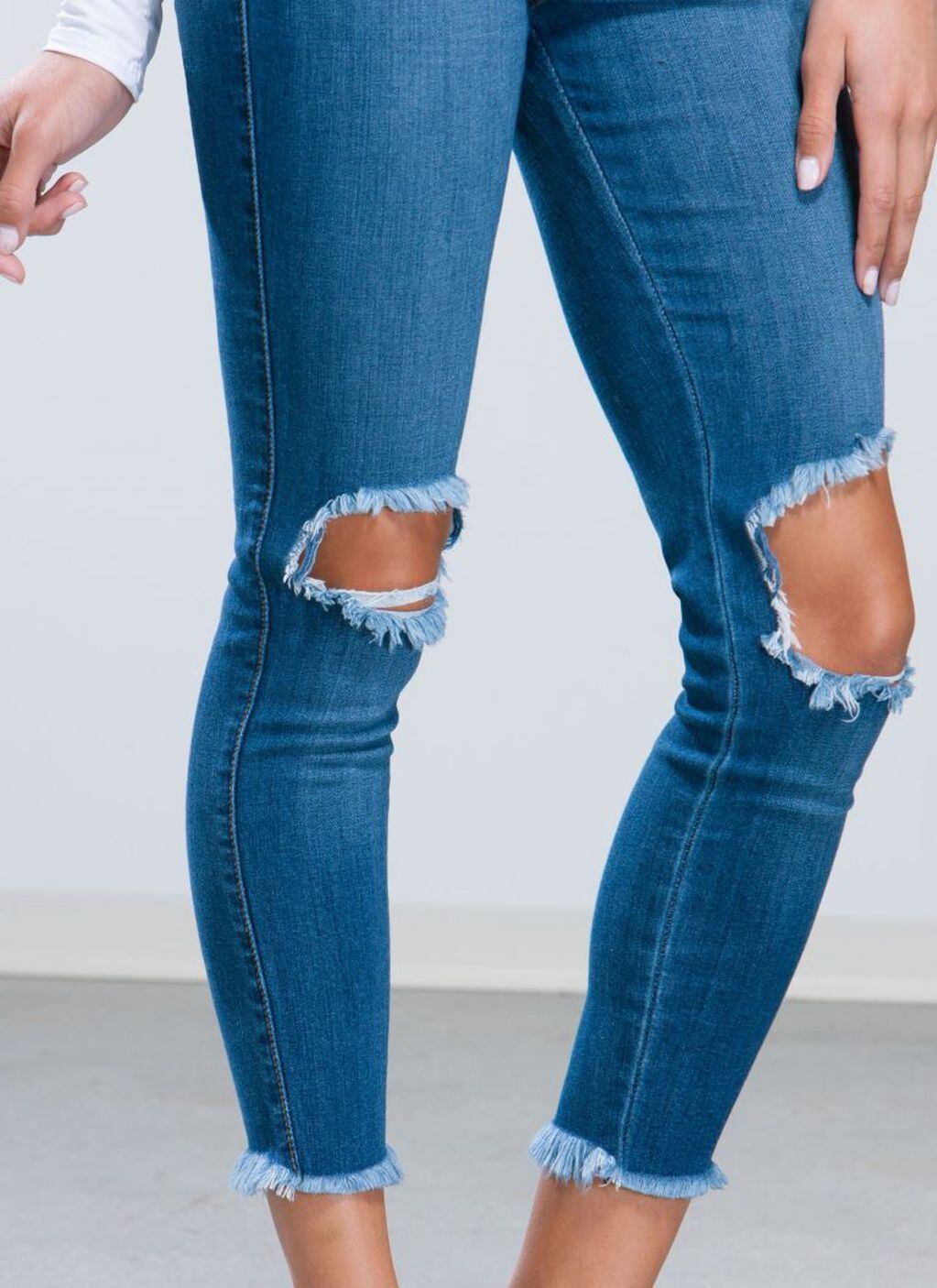 Los jeans con la técnica "cut-out" están muy de moda y son muy fáciles de hacer.