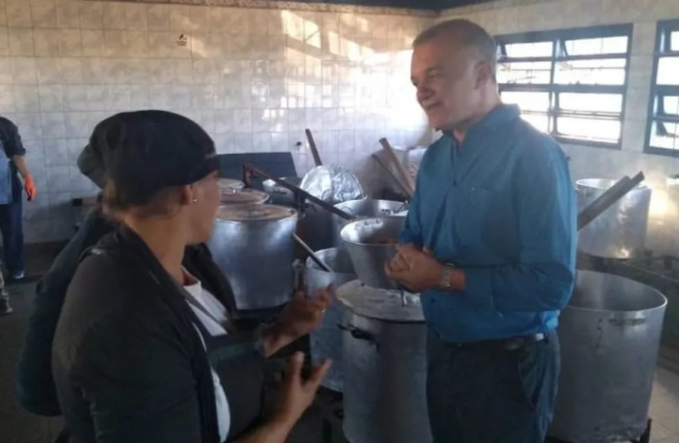 El vicegobernador electo Carlos Arce en la cocina centralizada del Mercado Central. (Misiones Online)