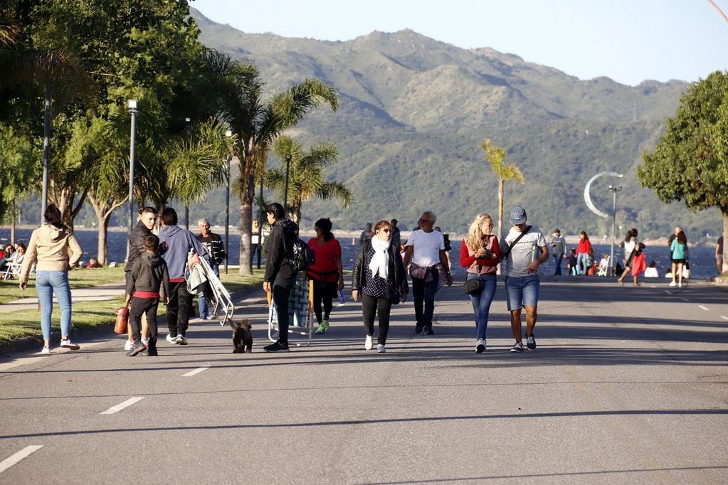 Gran cantidad de turistas en la costanera del Lago San Roque, en Carlos Paz, aprovechando el fin de semana extra largo. (La Voz)