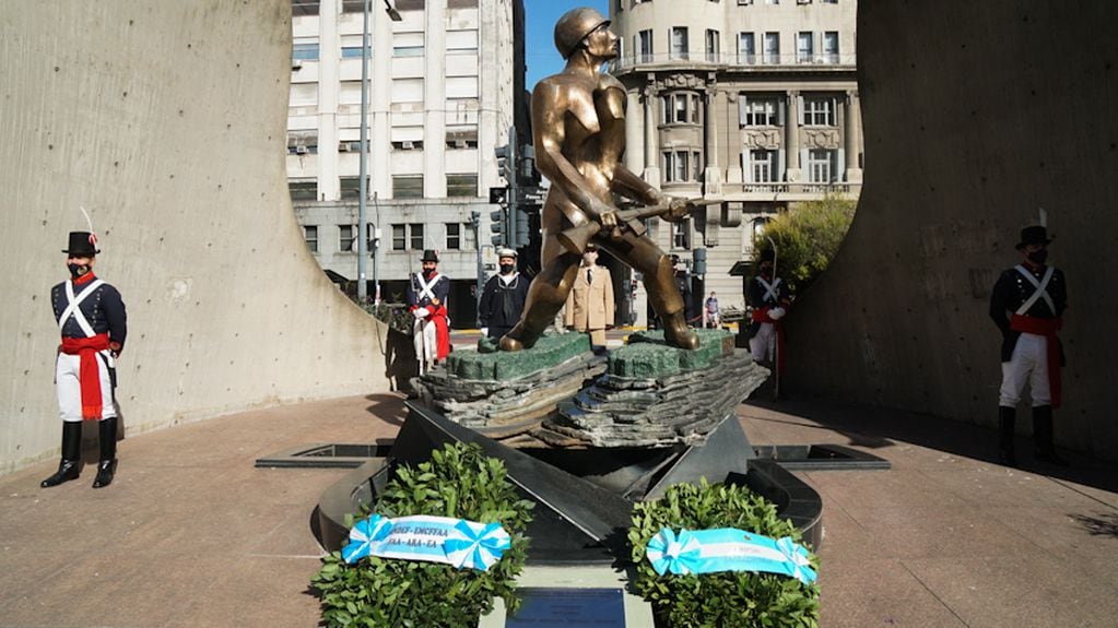 Las ofrendas se depositaron en el monumento a los Héroes y Caídos en combate del Ministerio de Defensa. 