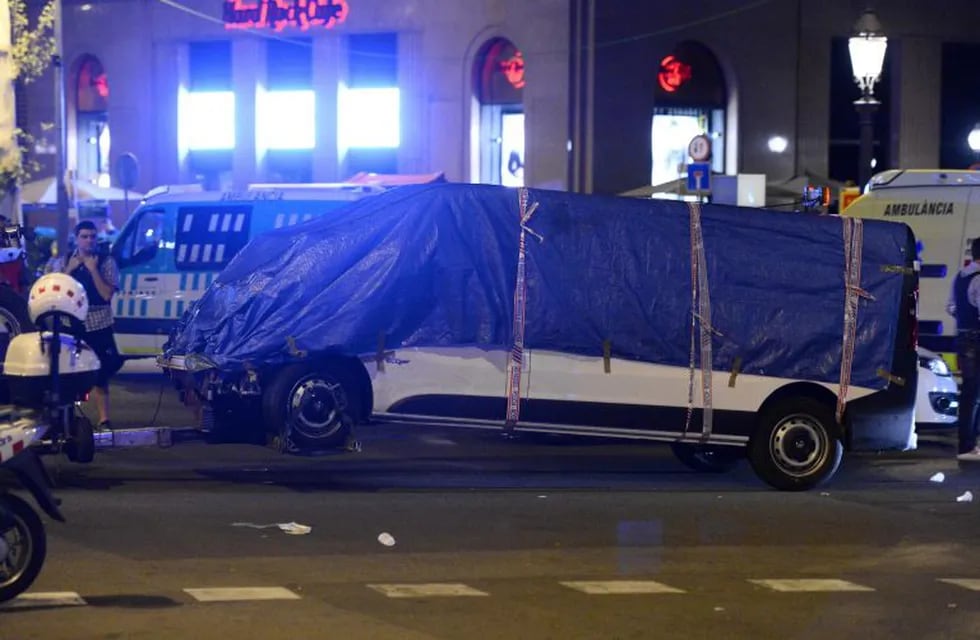 The van who ploughed into the crowd, killing at least 13 people and injuring around 100 others is towed away from the Rambla in Barcelona on August 18, 2017.\r\nA driver deliberately rammed a van into a crowd on Barcelona's most popular street on August 17, 2017 killing at least 13 people before fleeing to a nearby bar, police said. \r\nOfficers in Spain's second-largest city said the ramming on Las Ramblas was a \