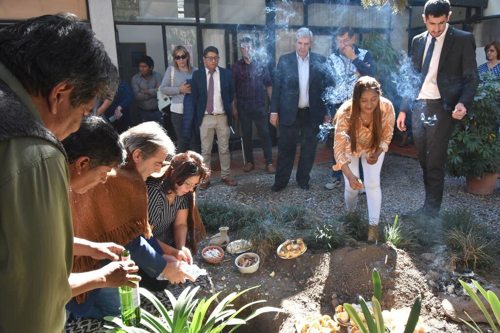 Autoridades, legisladores y trabajadores de la Legislatura de Jujuy, en la ceremonia de "dar de comer" a la Madre Tierra, en agradecimiento por los dones recibidos en el último año.