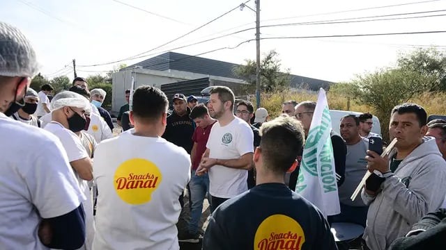 Protesta bloqueo del gremio de Almaceneros en fábrica de Snack Danal