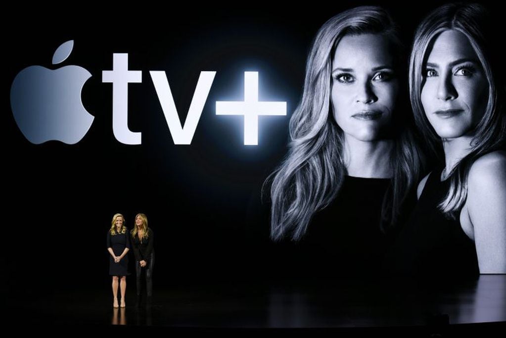 Reese Witherspoon y Jennifer Aniston en un presentación de Apple TV+.
