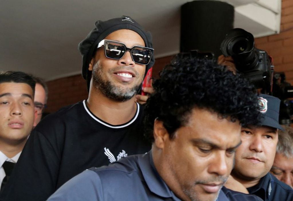 Ronaldinho declaró durante más de siete horas en la fiscalía. (REUTERS)