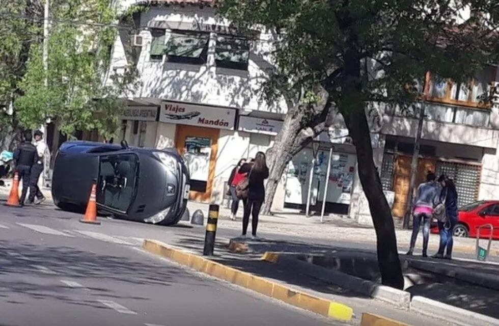 El vuelco de un automóvil ocurrió en la esquina de Mitre y Necochea, en plena ciudad de Mendoza.