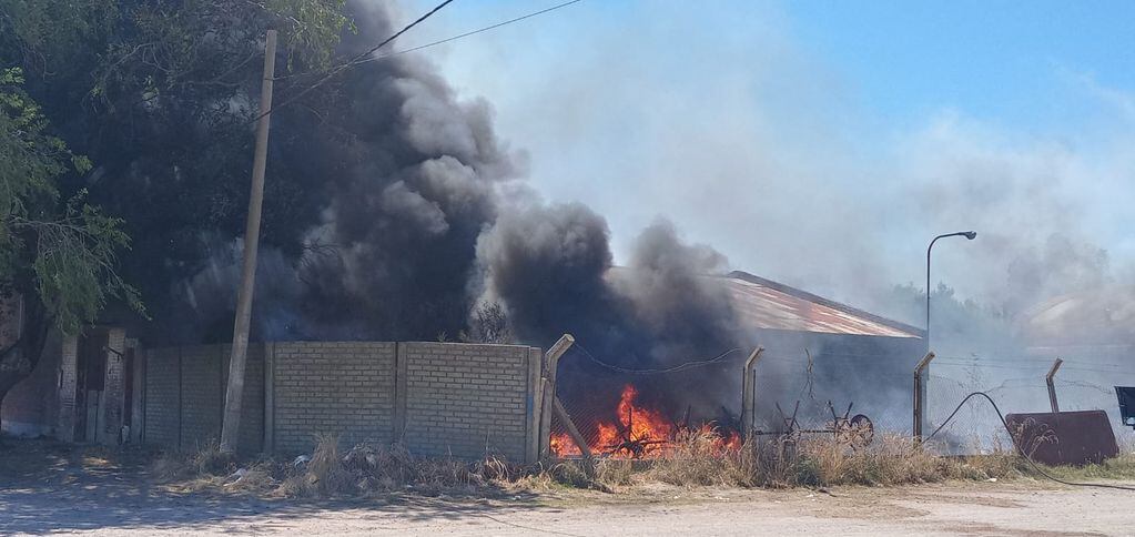 Incendio en una gomería en calle Chaco y Av. Caseros