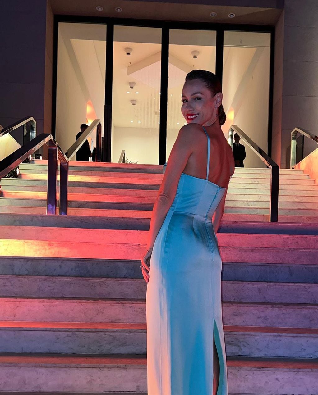 En una noche de gala, Pampita iluminó la noche porteña con un vestido al cuerpo de alta costura.