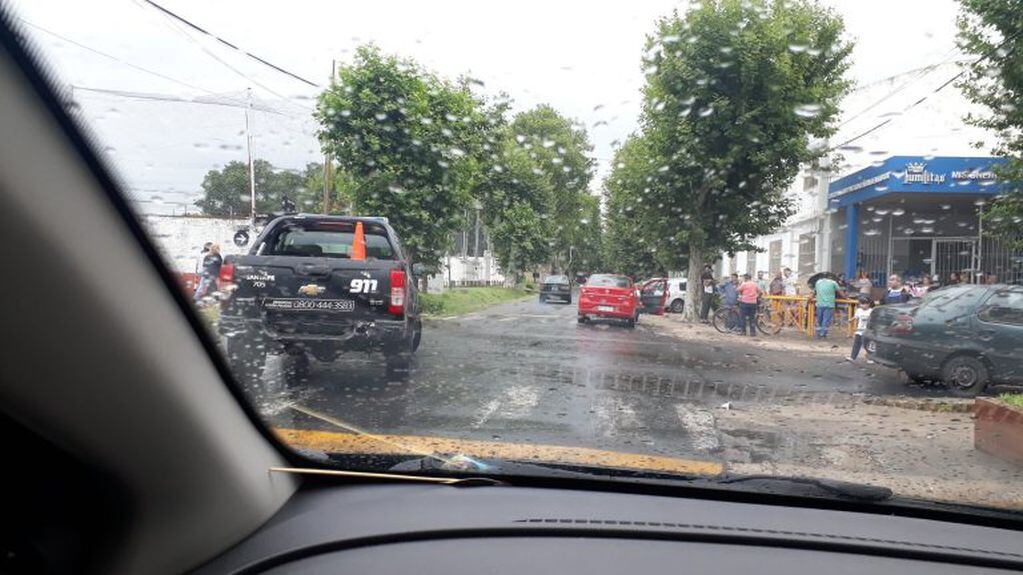 Intento de robo, balas y pánico en la puerta de una escuela en Camilo Aldao al 2000. (@Conde672Juan)