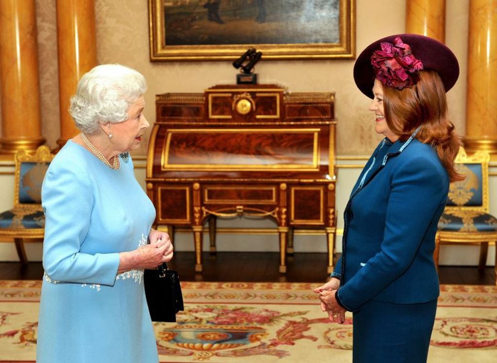 La Reina Isabel II habla con la entonces embajadora de la Argentina, Alicia Castro, luego de que esta última presentara sus credenciales durante una audiencia privada en el Palacio de Buckingham en el centro de Londres el 16 de octubre de 2012. Crédito: AFP PHOTO / POOL / JOHN STILLWELL.