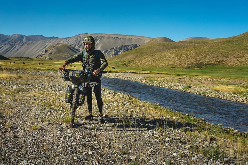 Bikepacking. El mendocino Gonzalo Zamorano practica esta actividad por las rutas sudamericanas.
Viajar en bici con poco para conocer y vivir mucho.