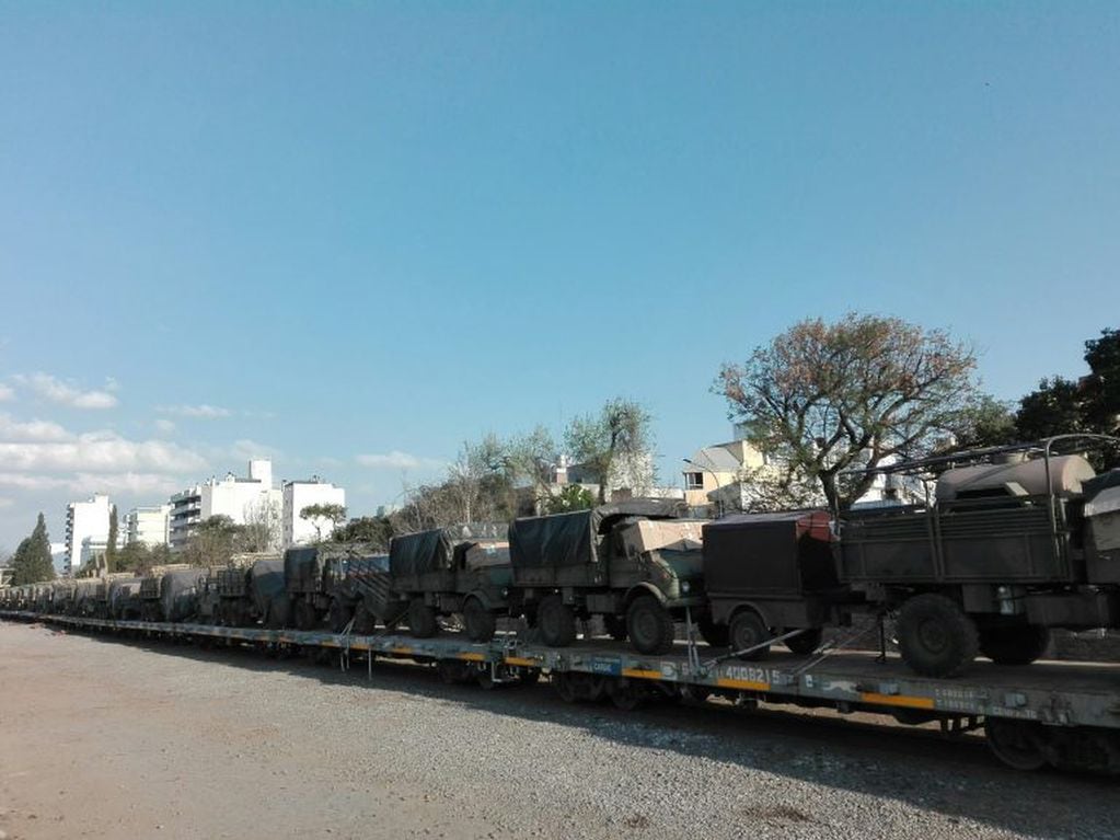Vehículos militares de la IV Brigada Aerotransportada del Ejército Argentino, con asiento en Córdoba, fueron transportados en tren de carga por primera vez después de 35 años.