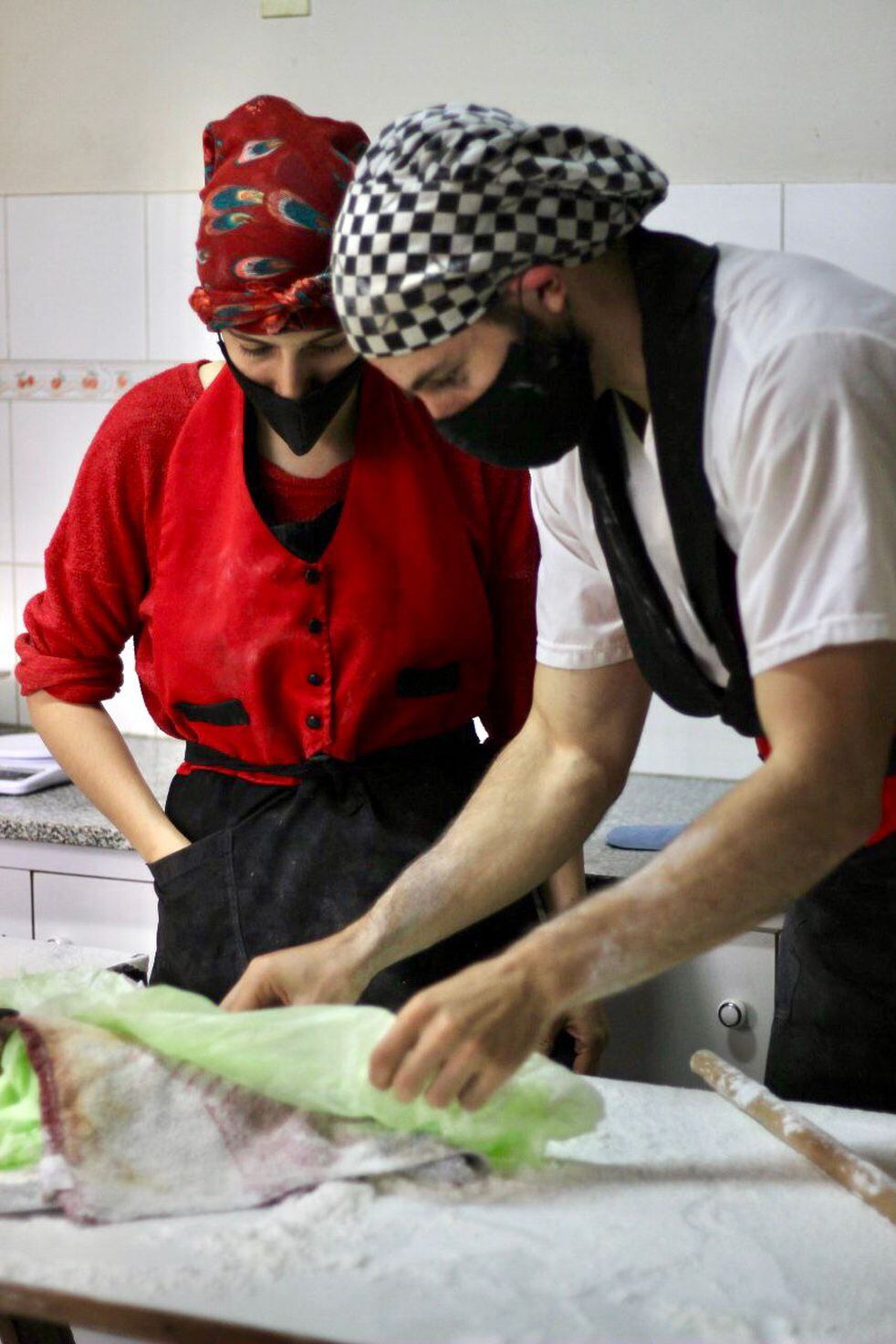¡En acción! Haneen y Besim preparando las delicias de su emprendimiento  gastronómico "Arabian".