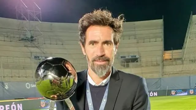 Eduardo Domínguez con la Copa de la Liga Profesional