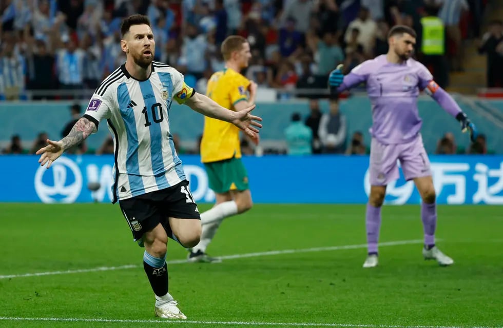 Lionel Messi de Argentina celebra tras anotar un gol hoy, en un partido de los octavos de final del Mundial de Fútbol Qatar 2022 entre Argentina y Australia en el estadio Ahmad bin Ali Stadium en Rayán (Catar). EFE/ Juanjo Martin