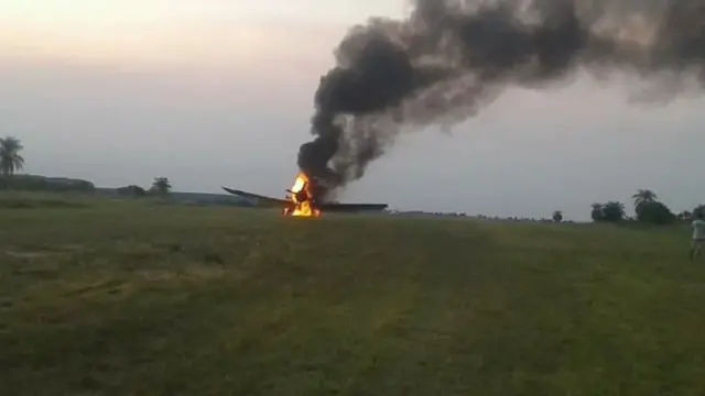 Avión hidrante incendiado
