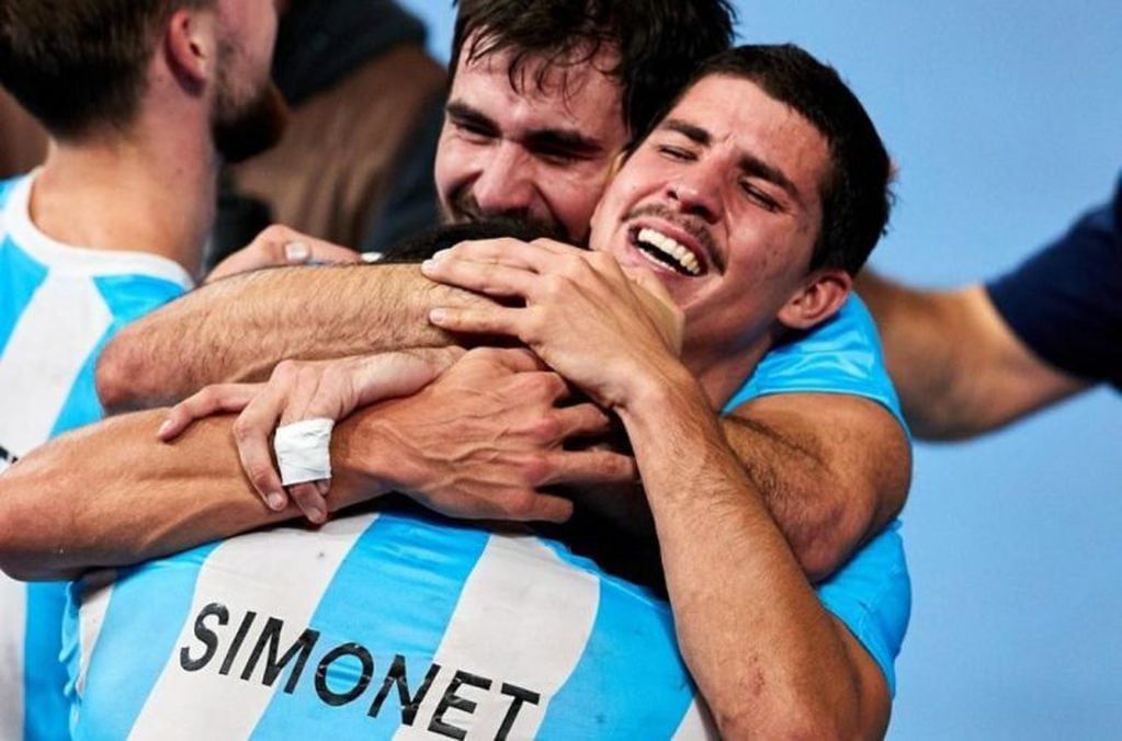 El abrazo de desahogo entre los hermanos Simonet en Lima. (Foto: Instagram)