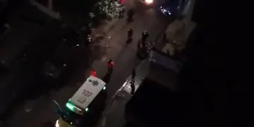 Pelea. Equipos médicos atienden al herido tras los violentos episodios a la salida del boliche. (Basta de Ruido Nueva Córdoba).