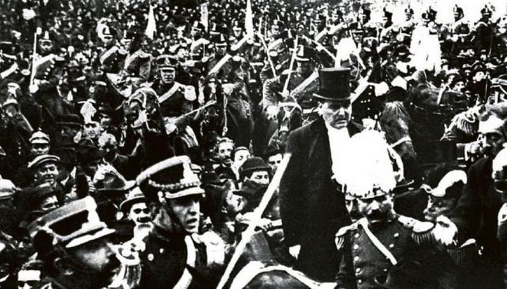 El presidente Hipólito Yrigoyen, en coche presidencial, recorre la Avenida de Mayo durante su asunción, en 1916 (Caras y Caretas/Archivo).