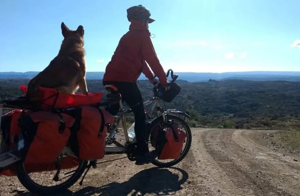 Sebastián y su perro NGurú unieron La Quiaca con Ushuaia. (Facebook Rodar Tierra)