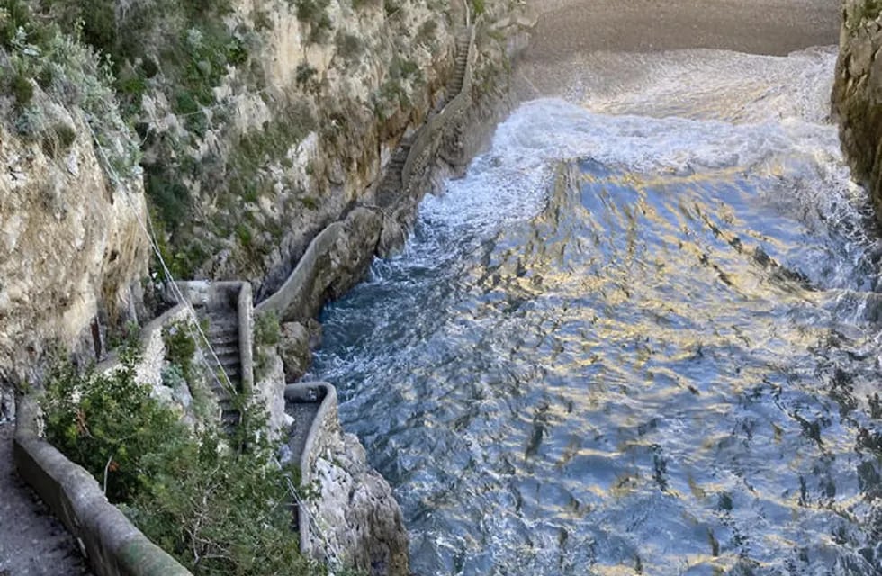 Mar agitado en el fiordo Furore en la costa de Amalfi, Italia (ANSA)