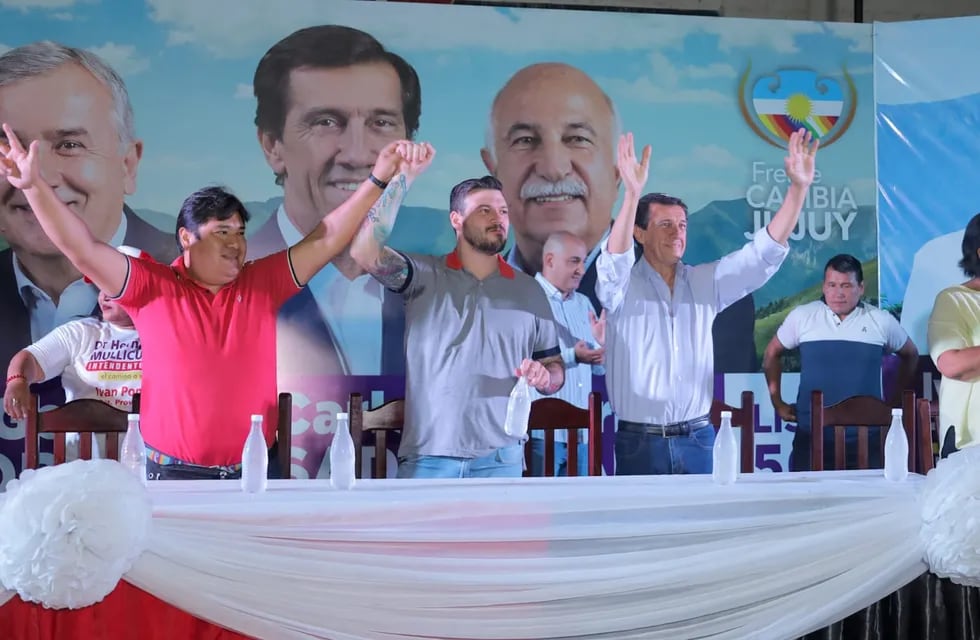 Carlos Sadir (der.), candidato a gobernador de Cambia Jujuy, acompañó la presentación de los candidatos Hernán Mullicundo (izq.) e Iván Poncio (c) en Fraile Pintado.