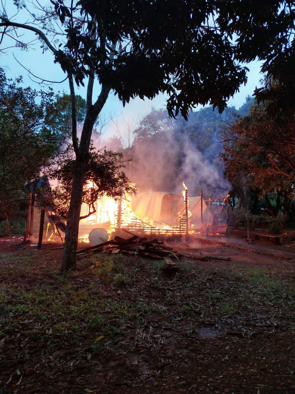 Un foco de incendio incineró una vivienda por completo en Colonia Alberdi.