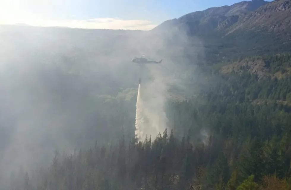 Cayó un helicóptero que combatía los incendios en la Patagonia.