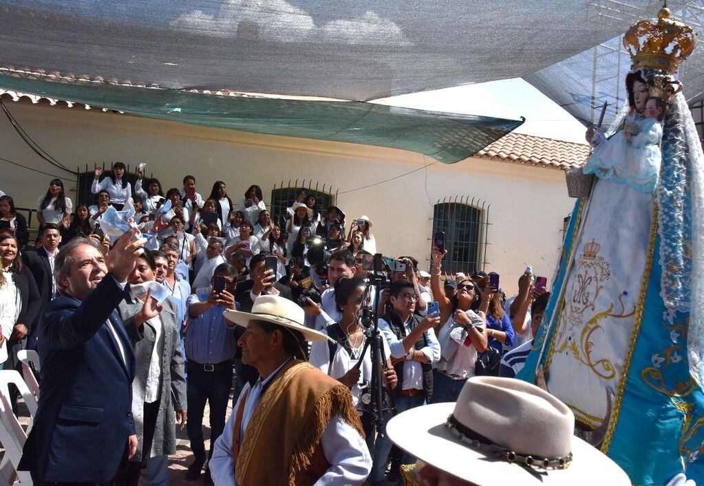 Acompañados por un buen clima, los quebradeños participaron masivamente en la jornada central de una de las principales fiestas patronales en Jujuy, que tiene lugar en la ciudad de Humahuaca en honor a la Virgen de la Candelaria.
