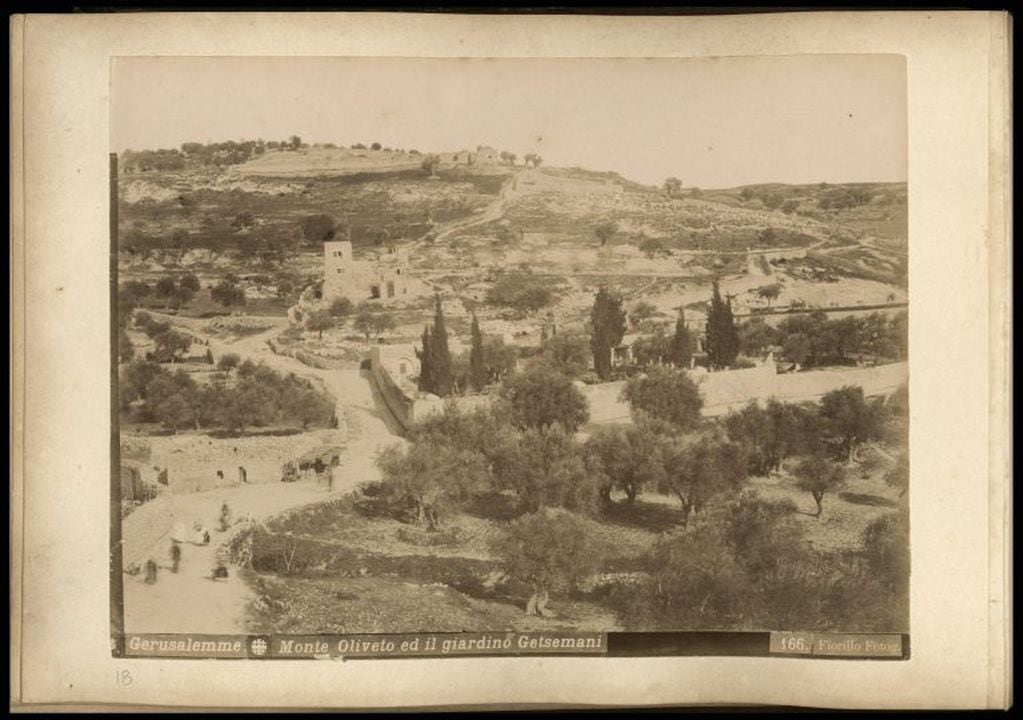 La vista general del Monte de los Olivos y el jardín de Getsemaní en Jerusalén, tomada durante la década de 1880. EFE/Jacob Wahrman.