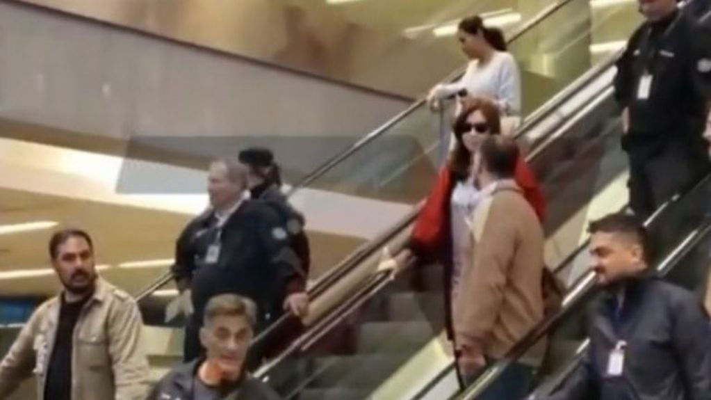 Cristina Kirchner aterrizó en el aeropuerto de Ezeiza proveniente de Cuba, y este viernes  22 de marzo de 2019 presentará la historia clínica de su hija Florencia en los Tribunales de Comodoro Py.